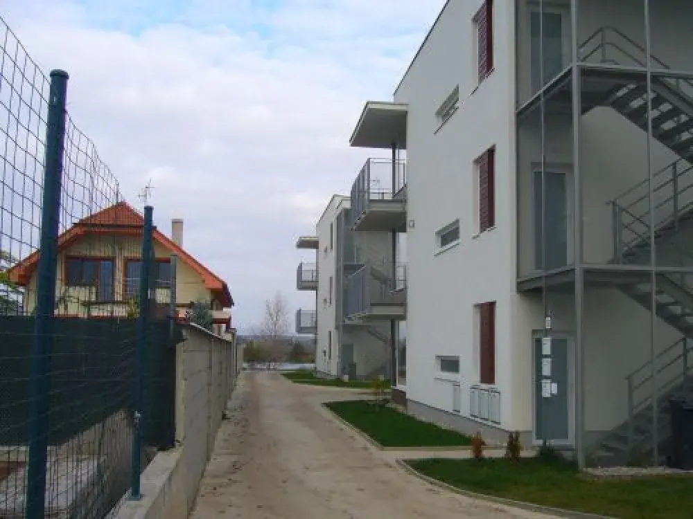 Veľký Biel, bytové domy pri jazere, exteriér