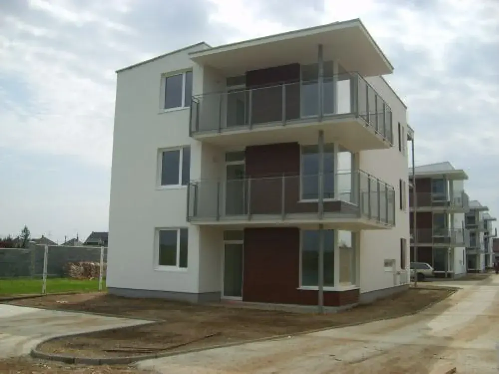Veľký Biel, bytové domy pri jazere, exteriér