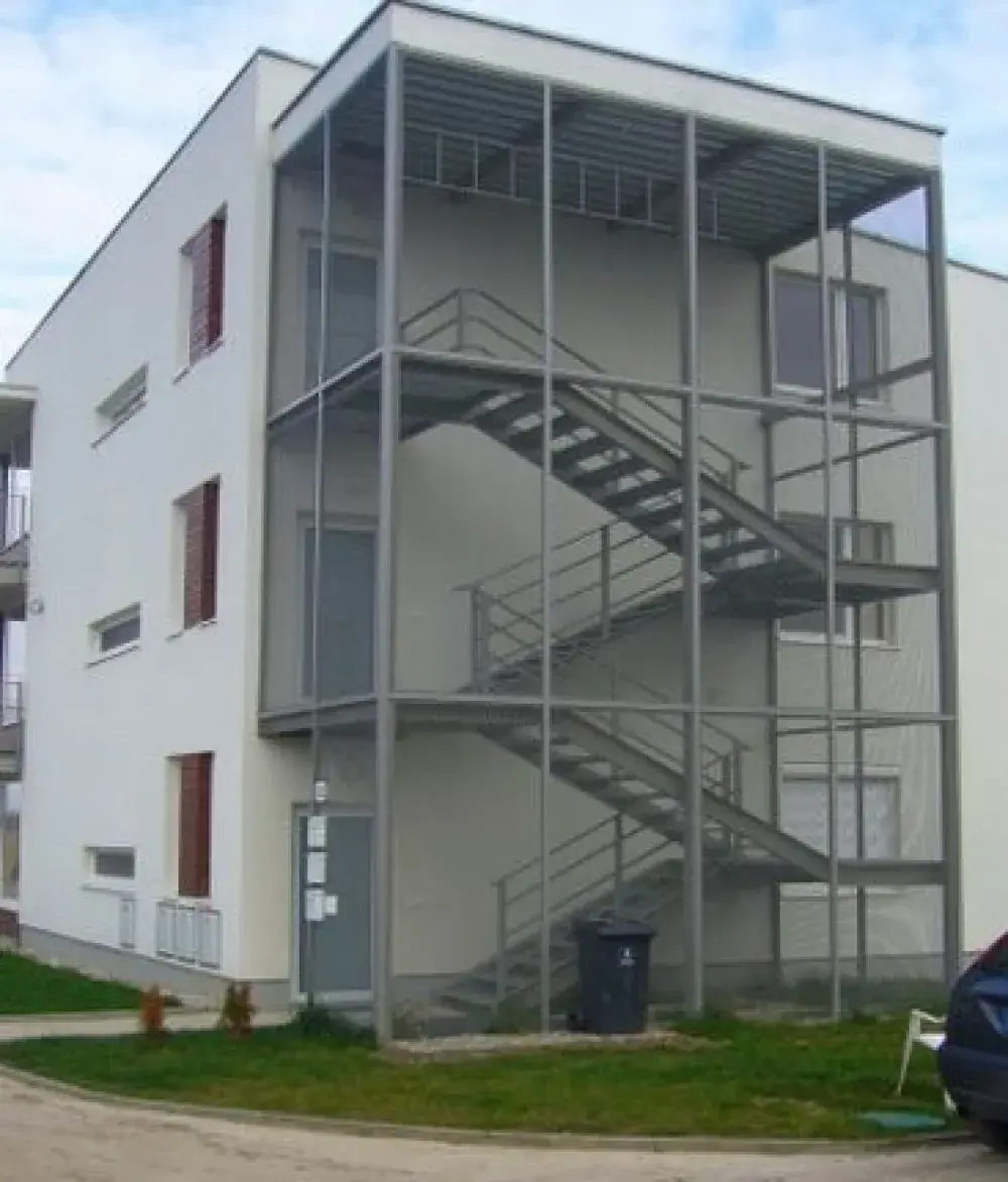 Veľký Biel, bytové domy pri jazere, exteriér