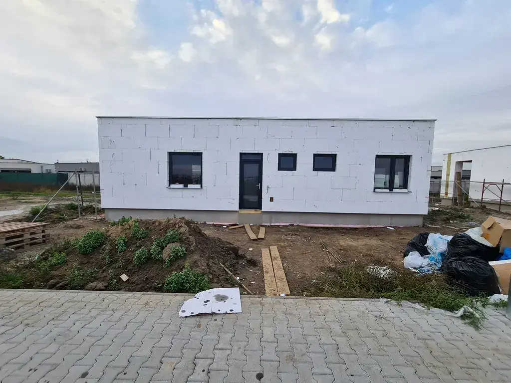 Villa Laura, stavebná činnosť
