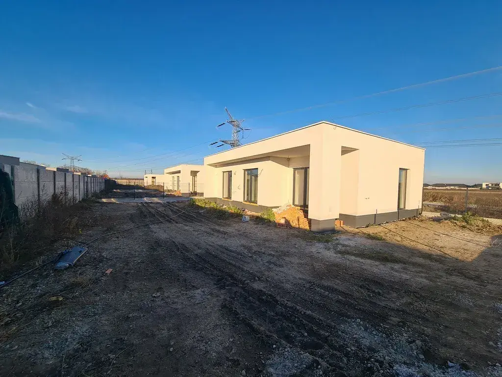 Villa Laura, stavebná činnosť